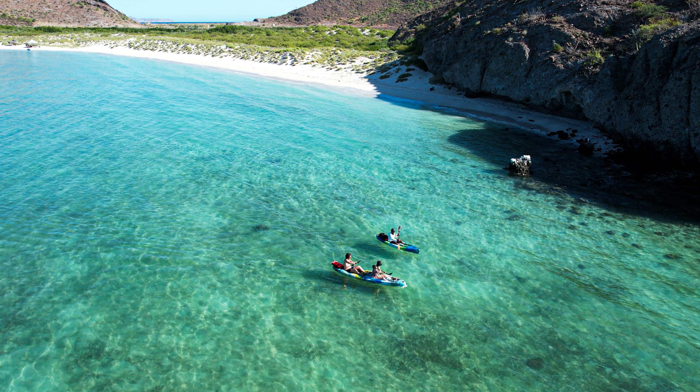 Descubre los maravillosos paisajes de La Paz y su fauna marina<br>a bordo de uno de nuestros Kayaks.